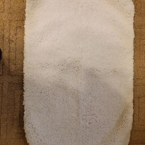 white shaggy oblong bath rug